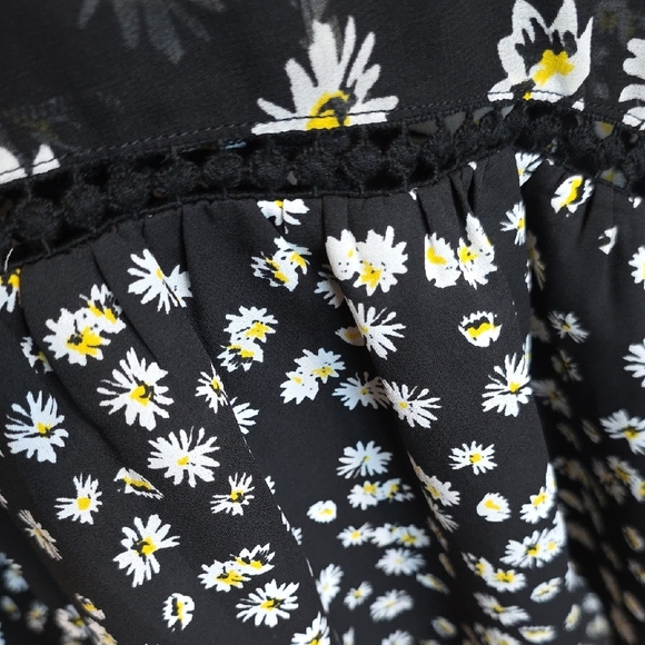 Chic Black and White Floral Long Sleeve Dress - Picture 6 of 7